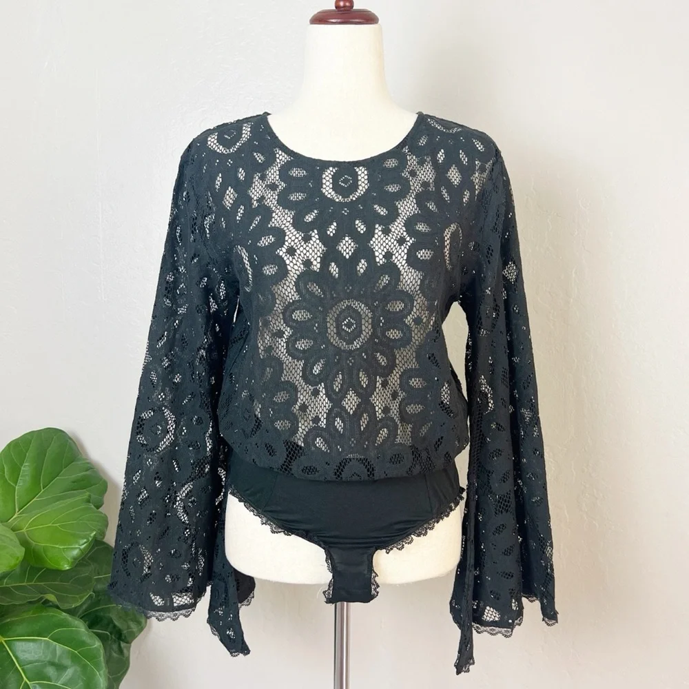 •FREE PEOPLE• NWOT Better with Time Lace‎ Bell Sleeve Bodysuit in Black Size XS